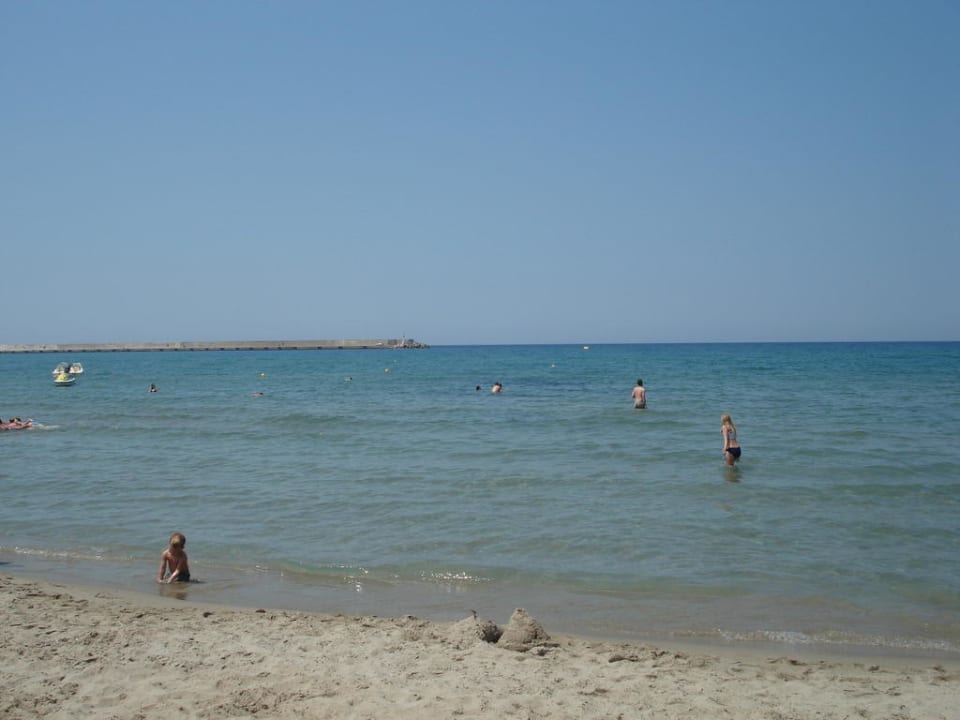 Schöner Sandstrand, der sehr flach abfällt  Hotel Theartemis Palace