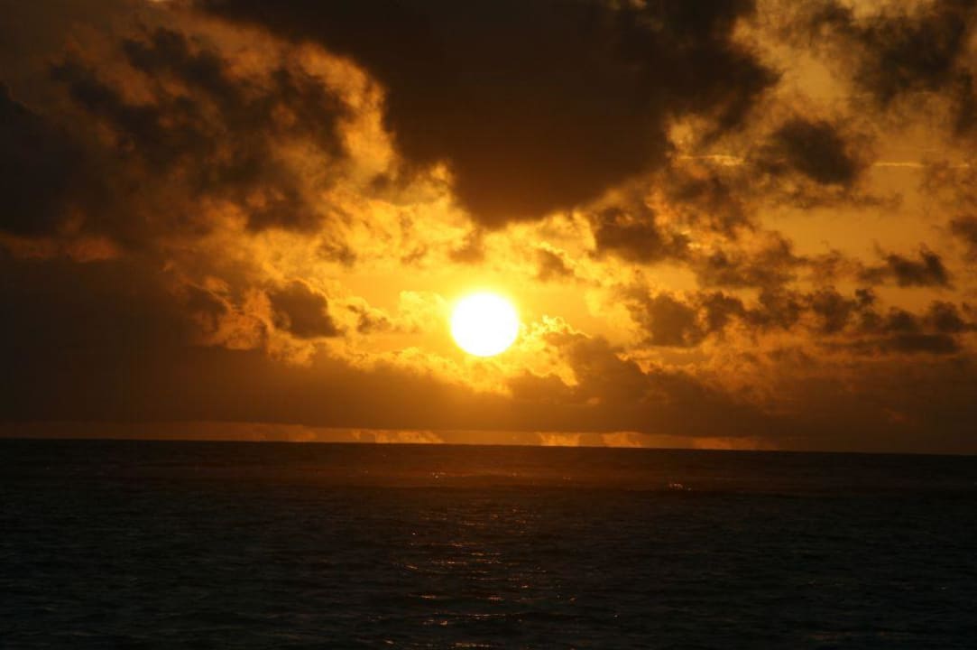 Einer von wenigen schönen Sonnenuntergängen Summer Island Maldives