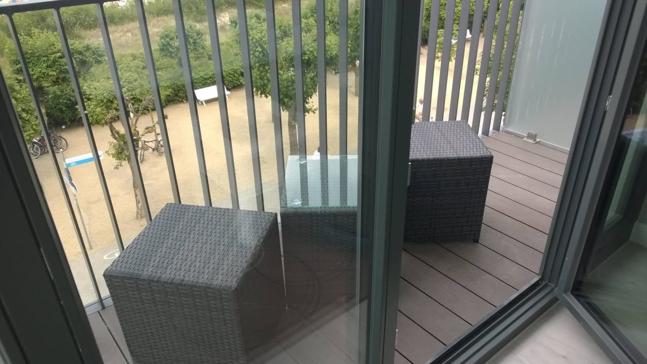 Schmaler Balkon mit Blick auf Promenade SEETELHOTEL Kaiserstrand Beachhotel