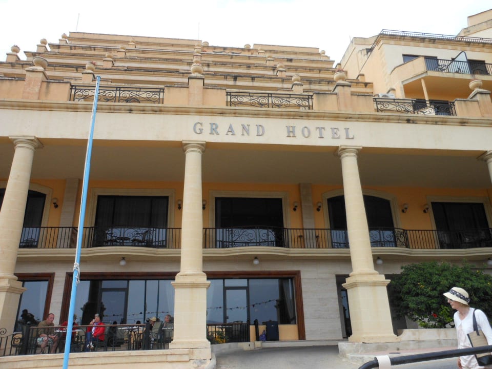 Vor dem Hoteleingang Grand Hotel Gozo