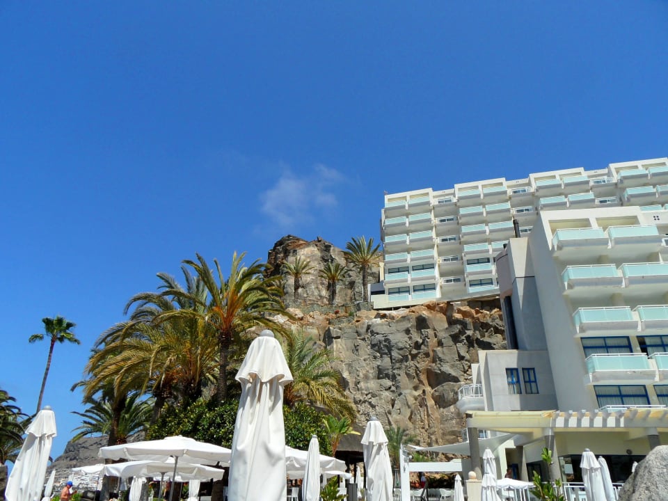 Blick von der Poolanlage zum Hotel Princess Taurito