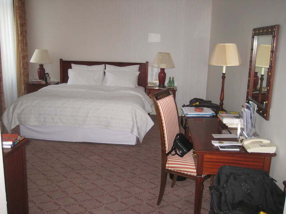 Schreibtisch und Bett Hotel Bristol, A Luxury Collection Hotel