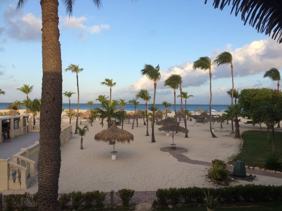 Blick vom Balkon auf den Strand Manchebo Beach Resort & Spa