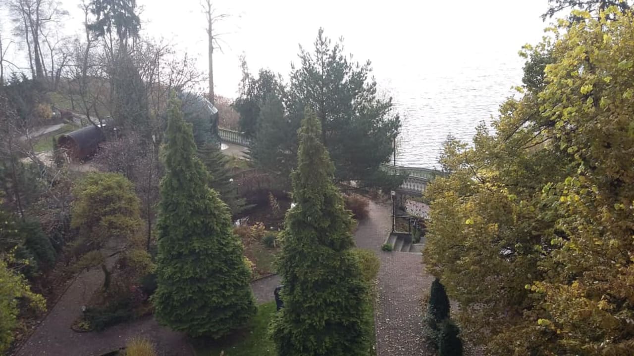 Ogród i widok na jezioro Hotel Solar Palace Spa & Wellness