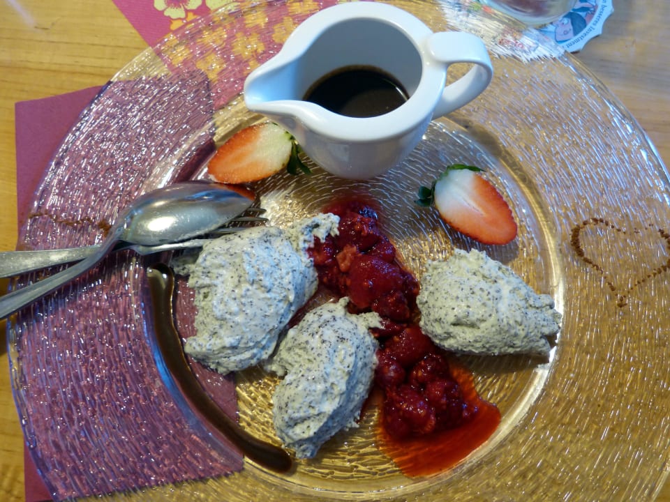 Mohnnockerl bit Beeren und Schokosoße , köstlich Mohnhotel & Bergwirt Schrammel