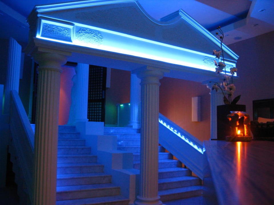 Der Abgang zum Wellness - Center mit Indoor - Pool Crystal Tat Beach