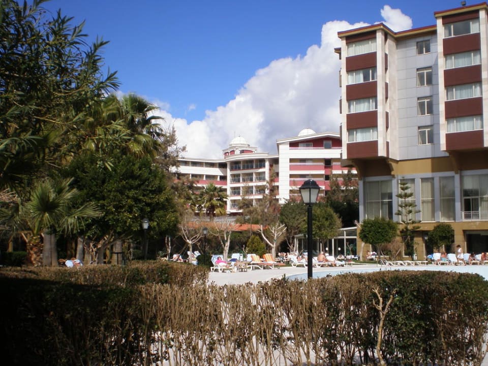 Blick aus der Gartenanlage zum Hotel Hotel Terrace Beach Resort