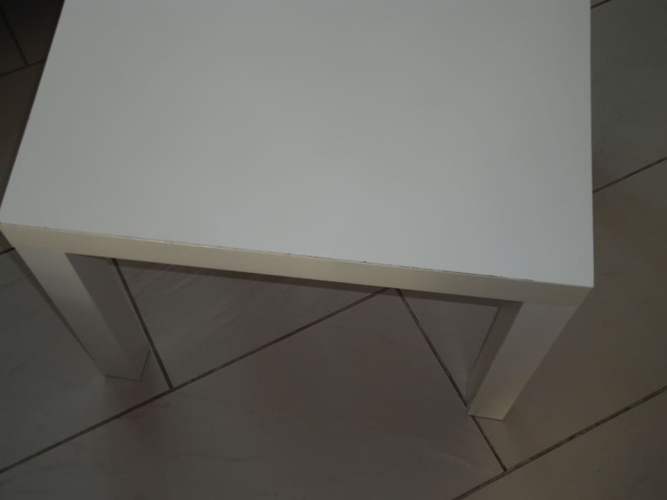Angeschlagene Kante von IKEA-Kindertisch Villa Fernsicht