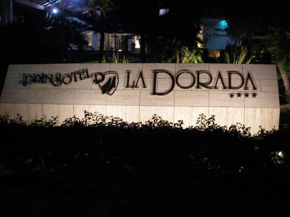 Vor dem Hotel Prinsotel La Dorada