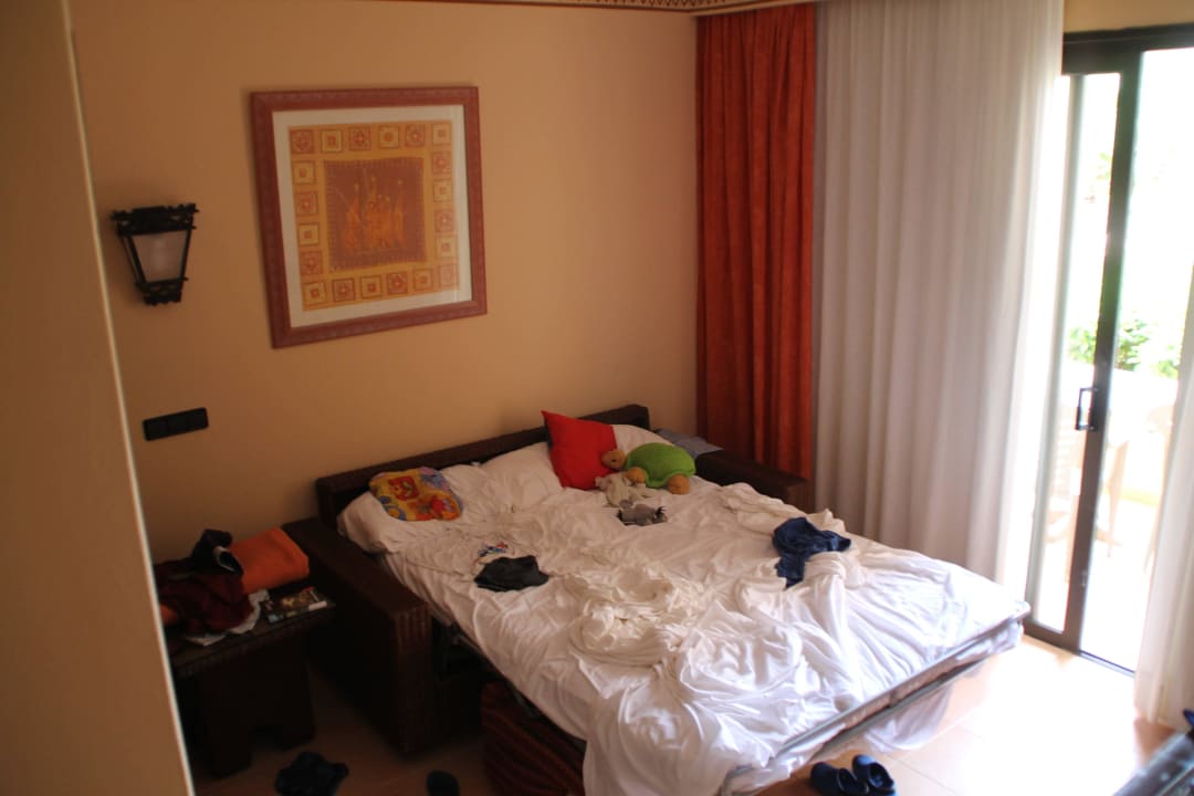 Ausziehcouach für Erw. nicht geeignet. Hotel Riu Touareg