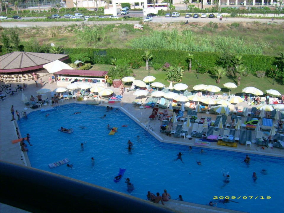 Blick vom Zimmer in andere Richtungr Hotel Royal Garden Beach
