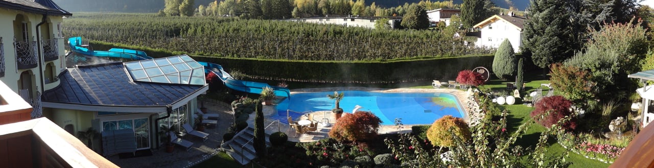 Blick vom Balkon im 2.Stock auf Aussenpool  Hotel das Paradies