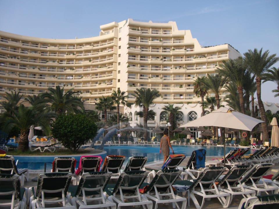 Teil des Pools mit Liegen Riadh Palms Resort & Spa