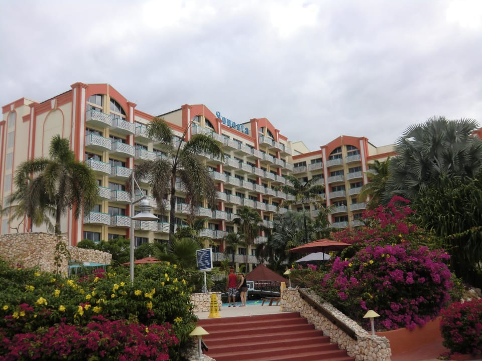 Weg zum Pool Hotel Sonesta Maho Beach Resort, Casino & Spa