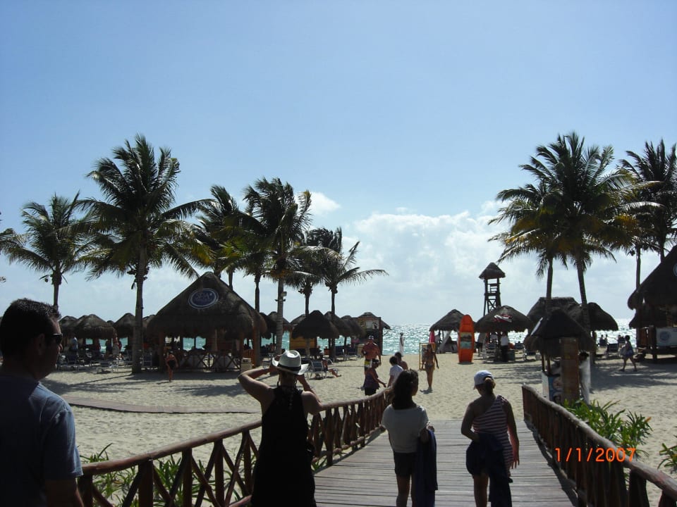 Über die Brücke gehts zum Hoteleigenen Strand Grand Riviera Princess All Suites & Spa Resort