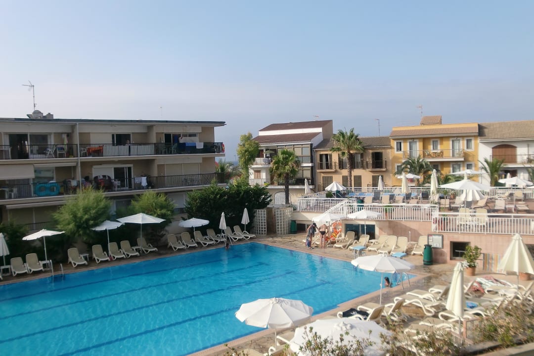 Blick vom Balkon auf den Swimmingpool mit Liegen Caprice Janeiro Hotel & Spa