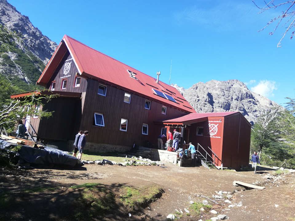 Außenansicht Refugio San Martin Lago Jakob