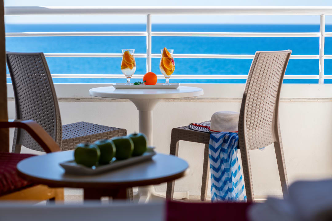 Zimmer Queen's Bay Hotel