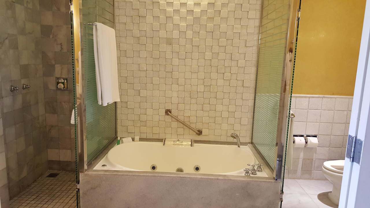 Dusche und Jacuzzi im Bad JOIA Paraiso by Iberostar