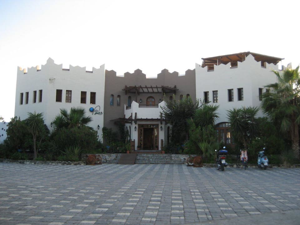 Eingang Gaia Garden Hotel