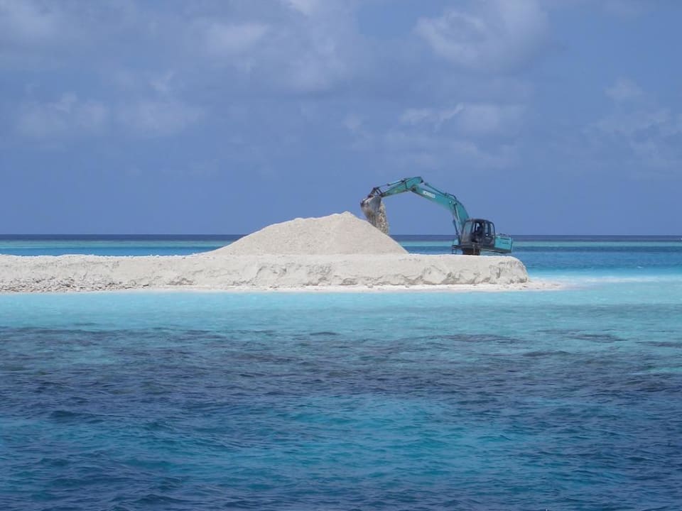 Baustelle direkt vor der Insel Vilamendhoo Island Resort & Spa
