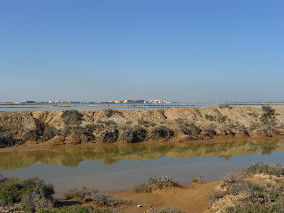 Hotel Skanes Serail gesehen vom Salzsee  Monastir Skanes Serail Aquapark