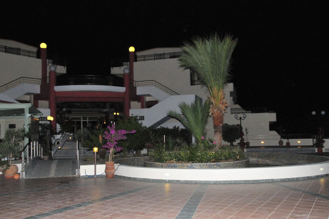 Innenhof mit kleiner Brücke Hydramis Palace Beach Resort
