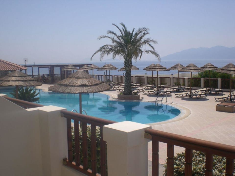 Blick vom Balkon auf den Pool Dimitra Beach Hotel & Suites