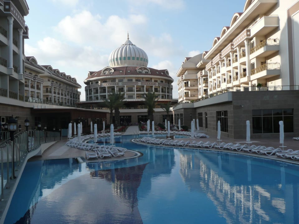 Poolanlage und Hotel Kirman Belazur Resort & Spa