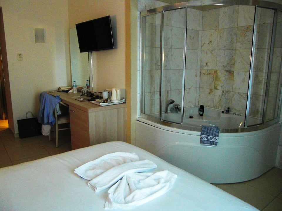 Die Badewanne im Zimmer - gehts noch dümmer? Rhodos Horizon Resort