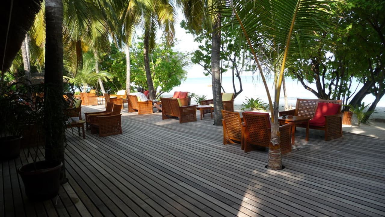 Sitzgelegenheiten vor der Hauptbar NH Collection Maldives Reethi Resort
