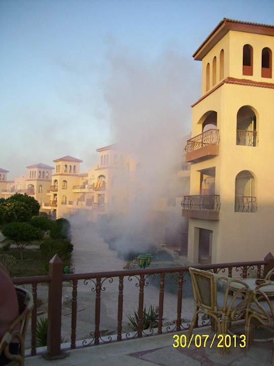 Übelst stinkender Rauch zieht hoch in offene Türen Pensée Royal Garden Beach Resort