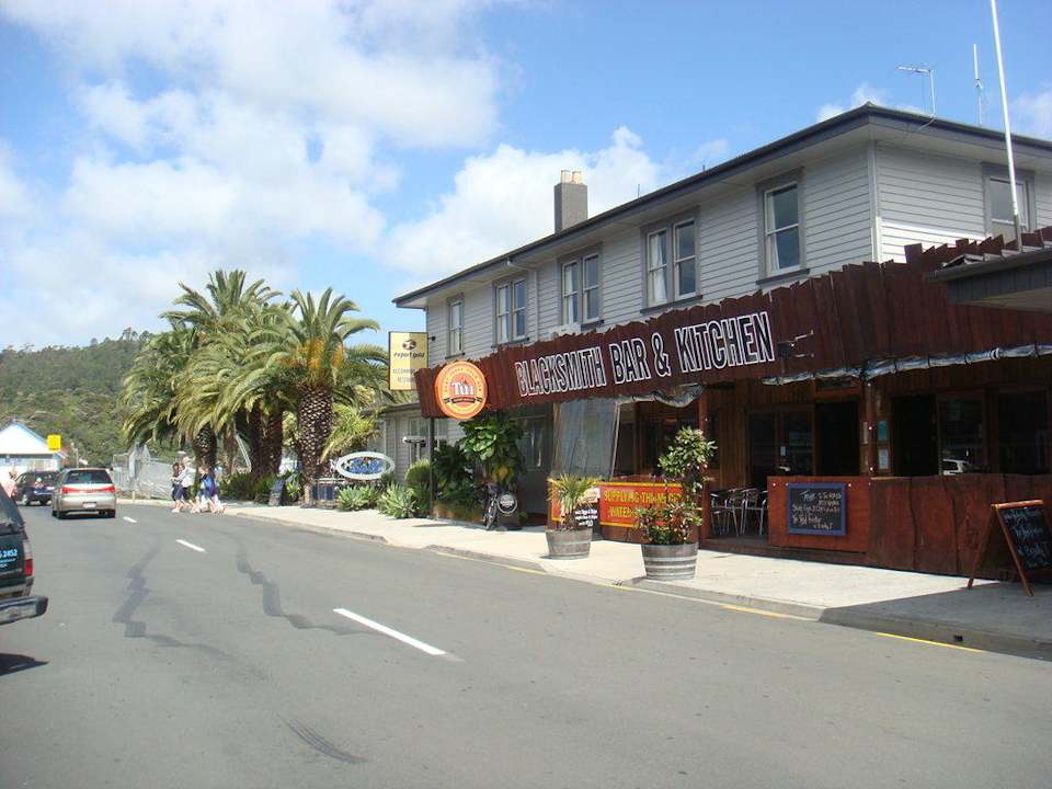 Vorderseite des Hotels mit Bar Whitianga Marina Hotel