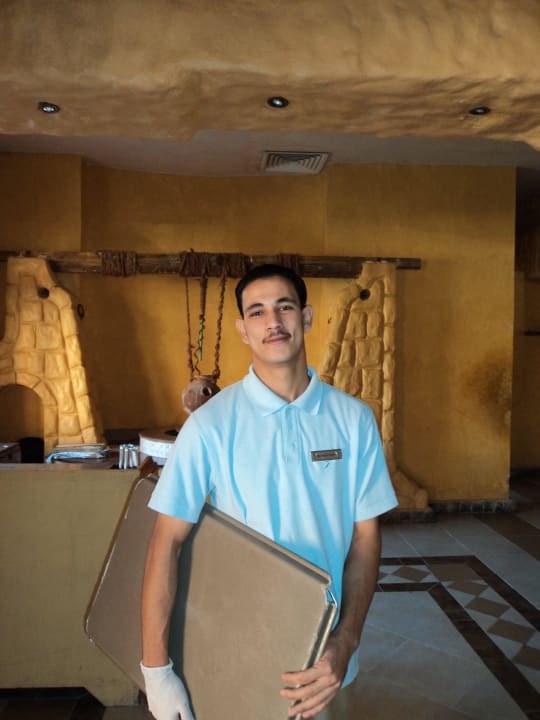 Kellner im Cafe Du Roi Pickalbatros Alf Leila Wa Leila Resort - Neverland Hurghada