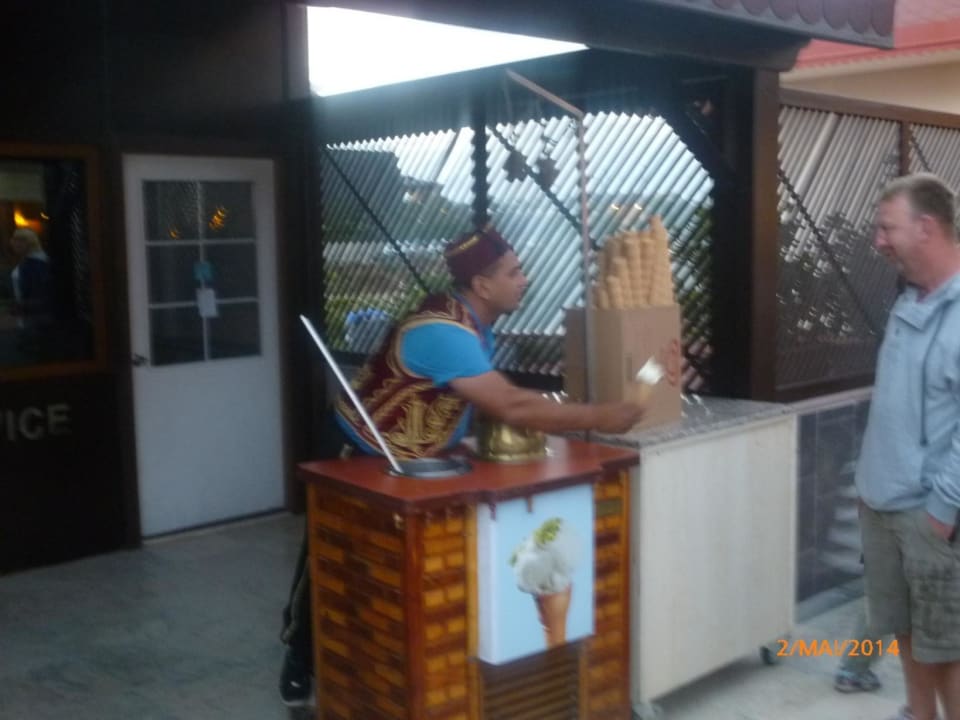 Türkischer Eismann TUI BLUE Palm Garden