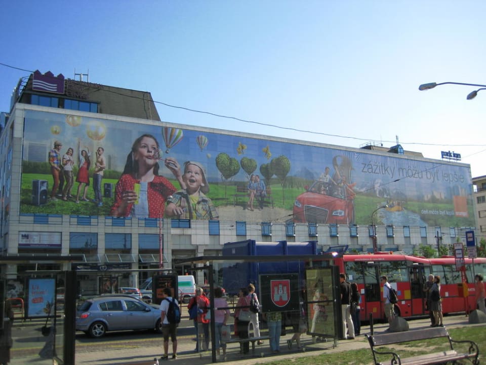 Großes Werbeplakat an der Front  Park Inn by Radisson Danube, Bratislava Hotel