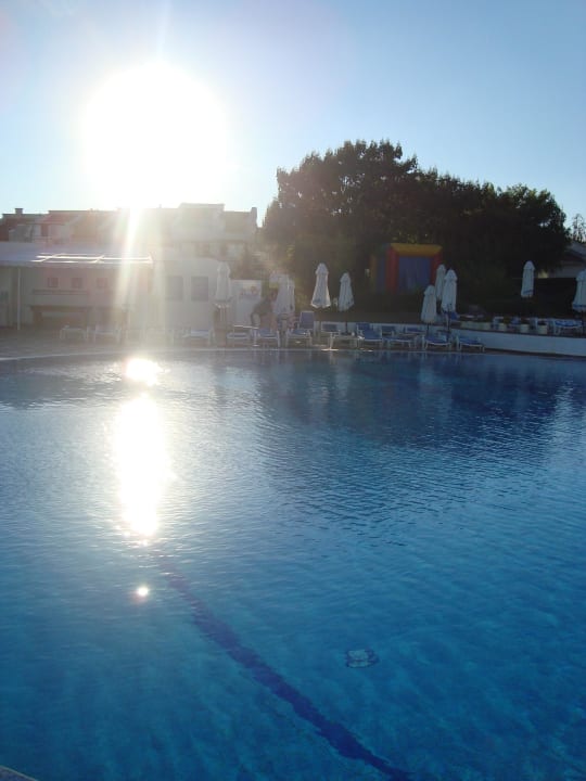 Poolbar und -restaurant im Hintergrund Hotel Sineva Beach