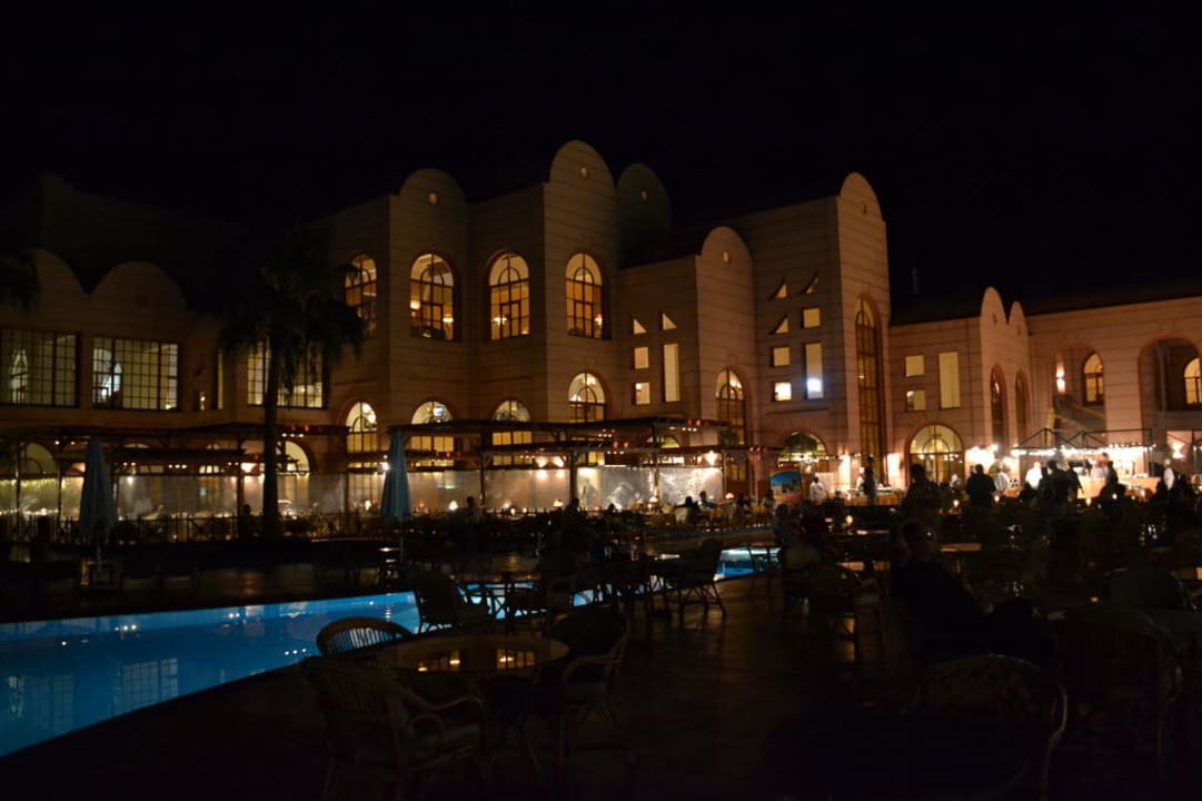 Hauptrestaurant am Abend Akassia Swiss Resort