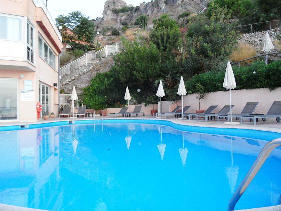 Liegeterrassen oberhalb des Pools TUI Blue Puntamare