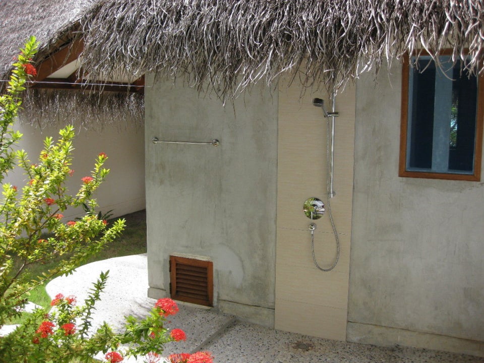 Deluxe Beach Villa mit Jacuzzi - Außendusche Kuramathi Maldives