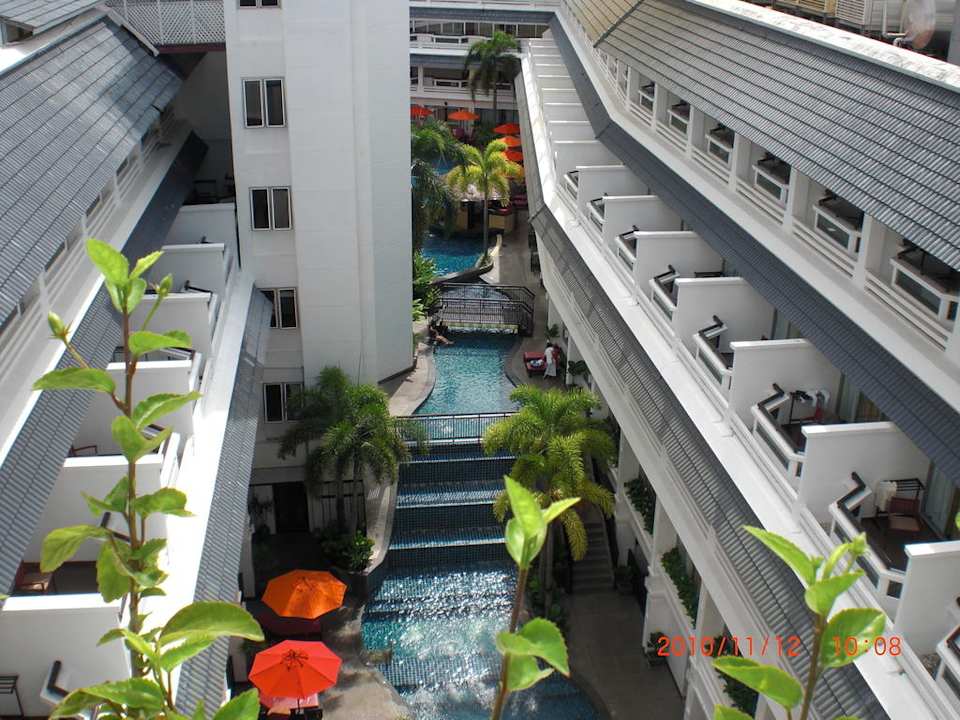 Innenansicht Zimmer und Pool Swissotel Resort Phuket Patong Beach