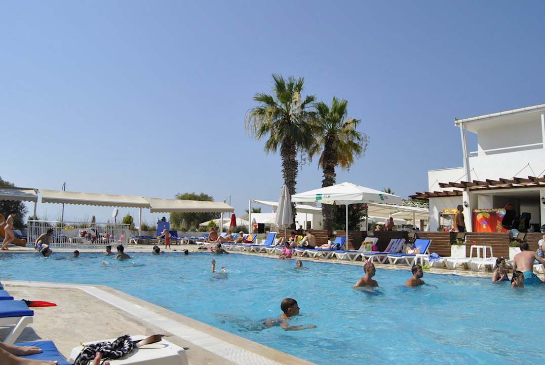 Basen ze zjeżdżalniami Petunya Beach Resort