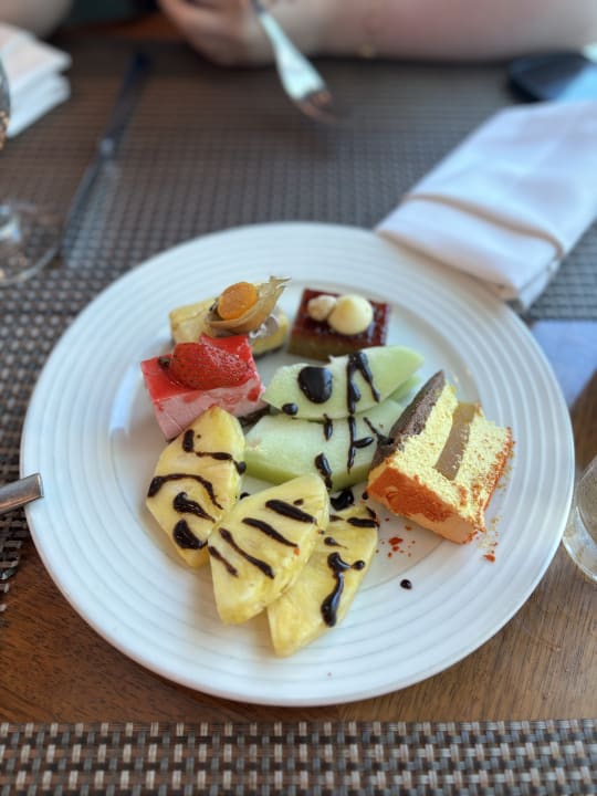 Gastro Rose Rayhaan by Rotana