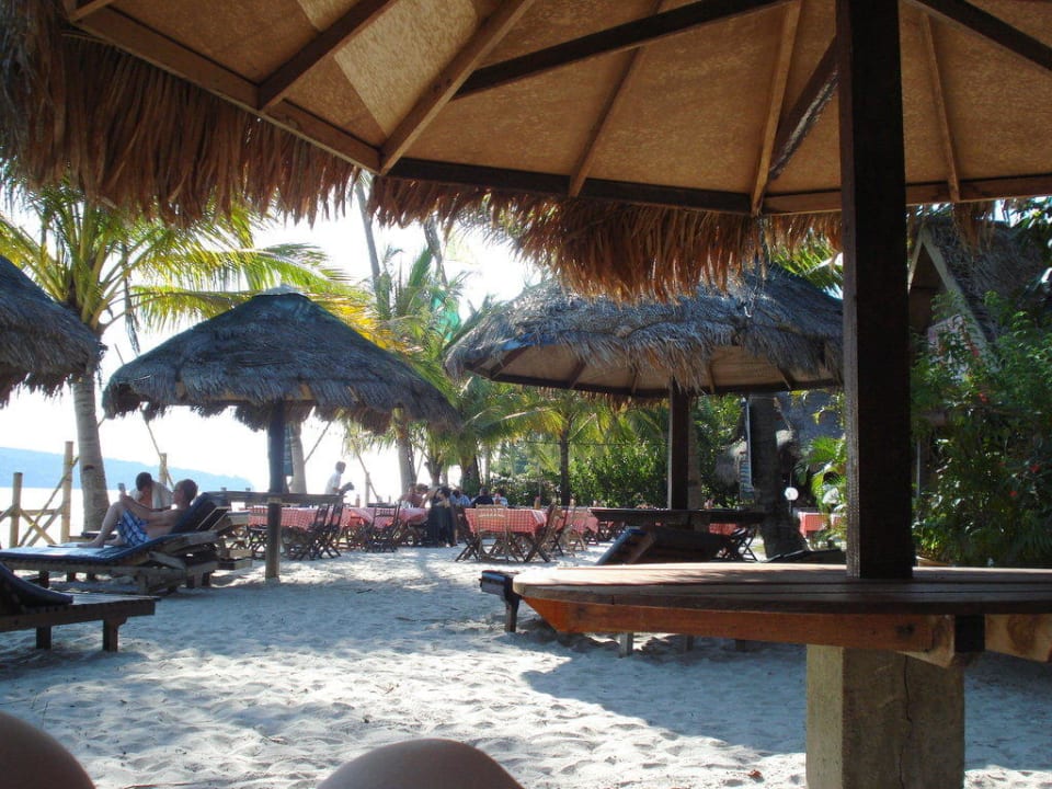 Liegen und Sonnenschirme Hotel Beach Garden Resort