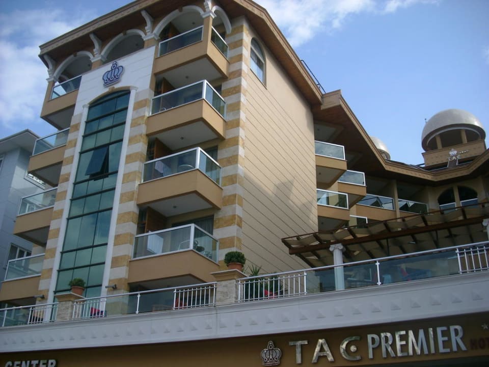 Ein Blick von unten auf unsere Hotelseite Tac Premier Hotel & Spa