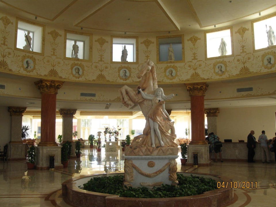 В холле отеля Hotel Titanic Palace