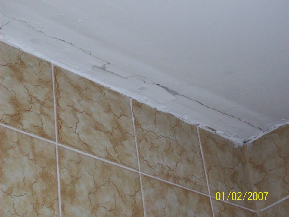 Renovierungsbedürftige Decke im Bad Hotel Gasthof Traube