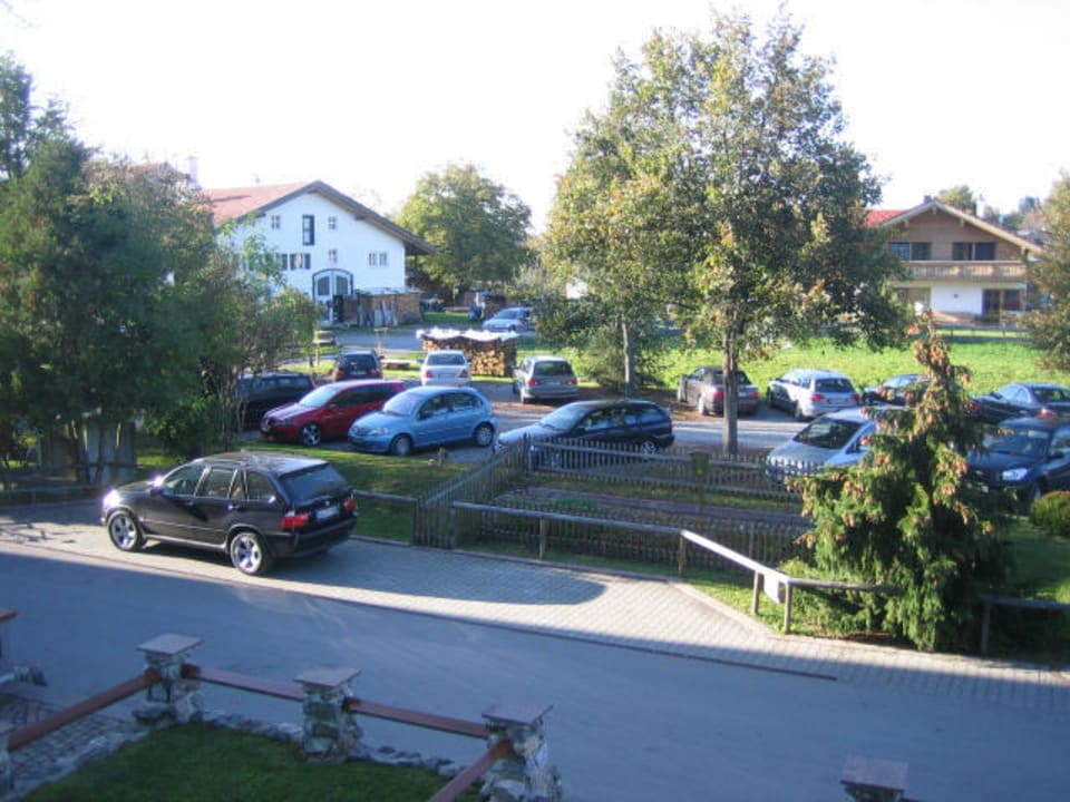 Blick vom Zimmer auf Parkplatz Hotel Das Rübezahl