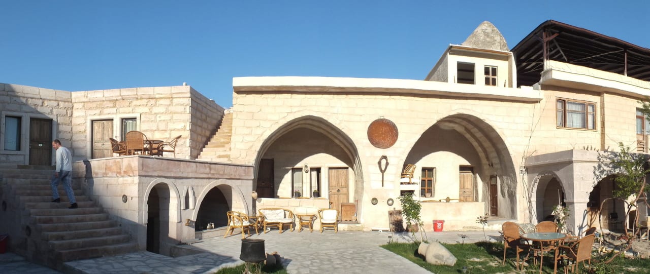 Здание отеля Kayatas Hotel