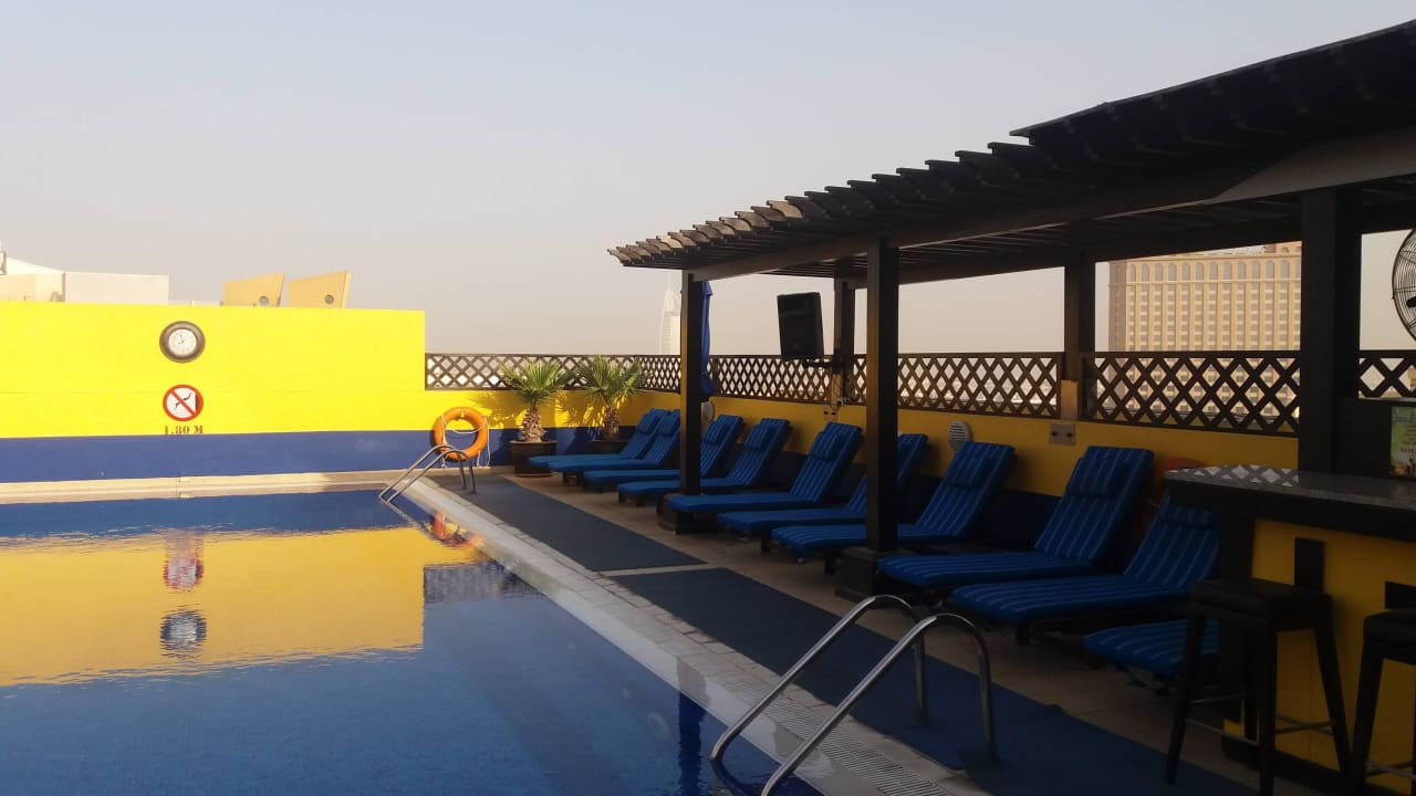 Poolanlage auf dem Dach Citymax Hotel Al Barsha